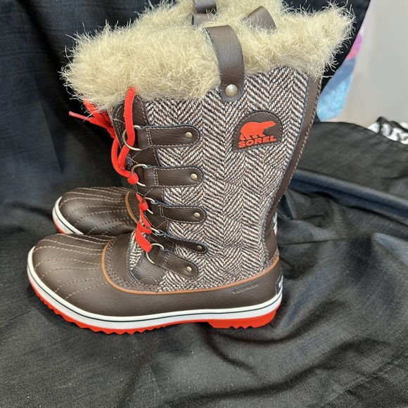 Sorel Winter Boots - Picture 2 of 7